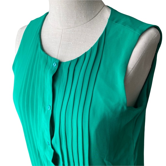 🌸 LOFT Kelly Green Sleeveless Pintuck Button up Blouse Top - Picture 3 of 6